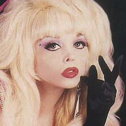 Angelyne 飾演 Josie