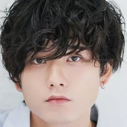 水石 亜飛夢 飾演 