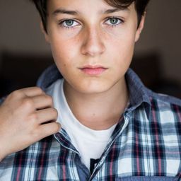 Oskar Keymer 飾演 Jimmy