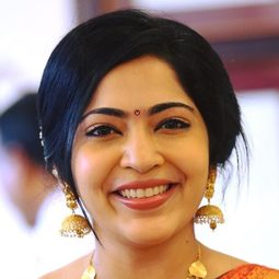 拉姆雅·薩布拉瑪尼 飾演 Ananya