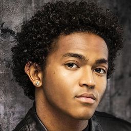 Noah Zulfikar - 殭屍高校生 2演員 飾演Jacey