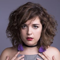 Danae Reynaud 飾演 Chica del Piano