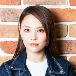 田野 アサミ 飾演 Sarah Kazuno