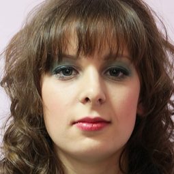 露莎巴比 飾演 Svetka