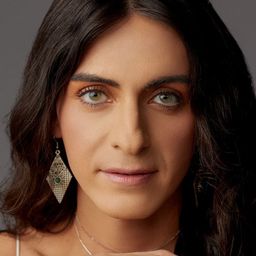 Nova Coronel 飾演 Diamantina