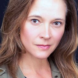 Tonya Bludsworth 飾演 Caterer