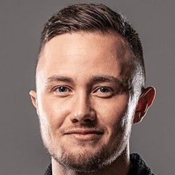 Elz Carrad - 我不是她演員 飾演Caz Davis