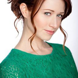 Ashley Clements 飾演 Louise