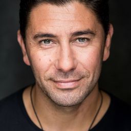 Xavier Horan 飾演 Tyson