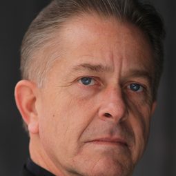 Walter Robert Duckworth 飾演 Edmund Randolf