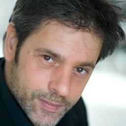 Avy Marciano 飾演 François