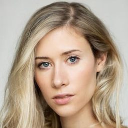 Rebecca Gibian - 野蠻法國行演員 飾演Mr. Baker's Assistant