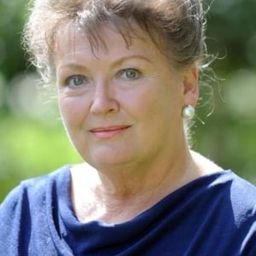 Sarah Badel 飾演 Nicole