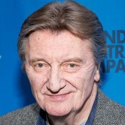 Larry Bryggman 飾演 Chief Walter Cobb