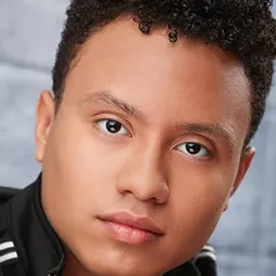 Joshua Montes 飾演 Quarterback Speech School Kid