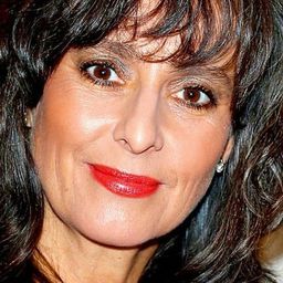 Anna Korcz 飾演 Karen Pierce