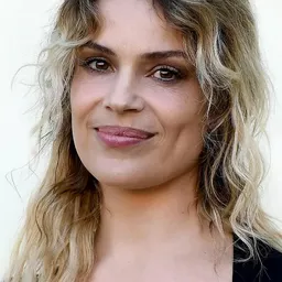 蜜琪娜拉瑪索蒂 飾演 Simona