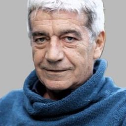 奧斯卡·拉托依雷 飾演 Natalio R. Petrof