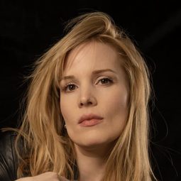 Barbora Petrová - 俠盜聯盟演員 飾演Female Dancer in Banquet Hall Castle