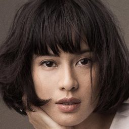 迪安·薩斯特勞沃德約 飾演 Medicine Seller's Daughter