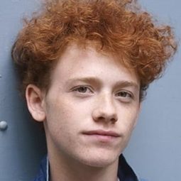 Samuel Girardi 飾演 Bart