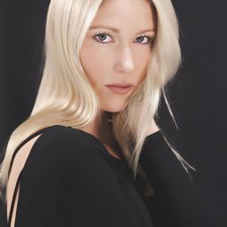 Jen Araki 飾演 Helena Troy