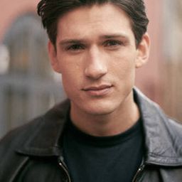 Isac Calmroth 飾演 Prince Julian