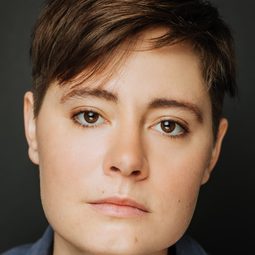 Abigail Winter 飾演 Melvin