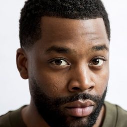 Laroyce Hawkins 飾演 Kenneth Chamberlain Jr.