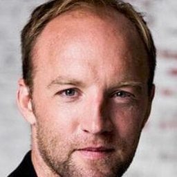 Mathijs Scheepers 飾演 Security Guard #1