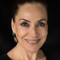 Özlem Akınözü 飾演 Nermin