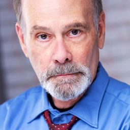 Hugh Holub 飾演 Fred