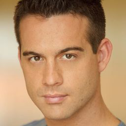 Alan Bagh 飾演 John