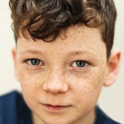 Alfie Lawless 飾演 Hendrie