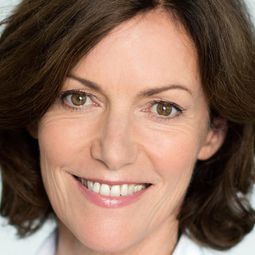 Katharina Meinecke 飾演 Helen Allistair