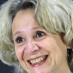 Isabelle Courger 飾演 Airline Agent