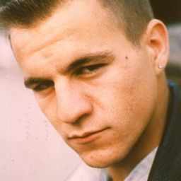 Roberto Caprari 飾演 Roberto