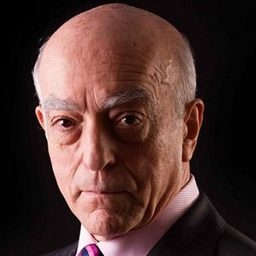 José Lifante 飾演 Hotel Receptionist