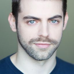 Tommy Heleringer 飾演 TJ