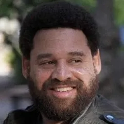 Neravana Cabral 飾演 Security Guard