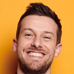 Chris Ramsey - Murder on the Blackpool Express演員 飾演Paramedic