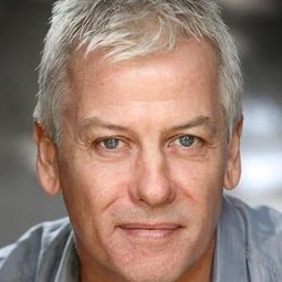 Deka Walmsley 飾演 Dad (Jackie Elliot)