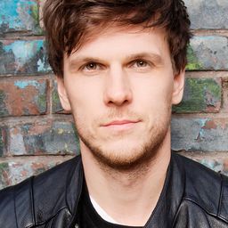 Pat Kiely - 異星入境演員 飾演Environmental Tech