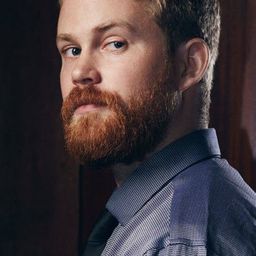 Mickey Meyer - 飛行課演員 飾演Teen Punk 2