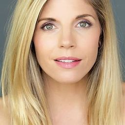 Andrea Bogart 飾演 Stephanie