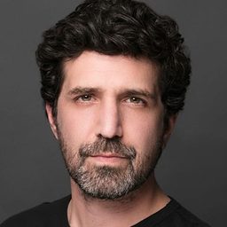 Barış Yalçın 飾演 Erol