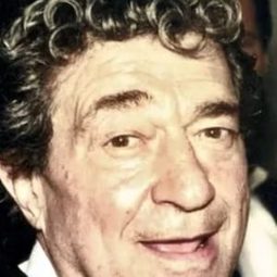 John Berry 飾演 Eli