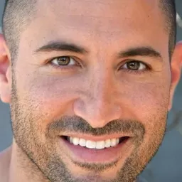 Danny Jacobs 飾演 King Julien (voice)