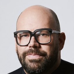 Tom Davis 飾演 Bleacher