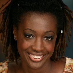 Kelli Dawn Hancock 飾演 Oficer Kit Karasic